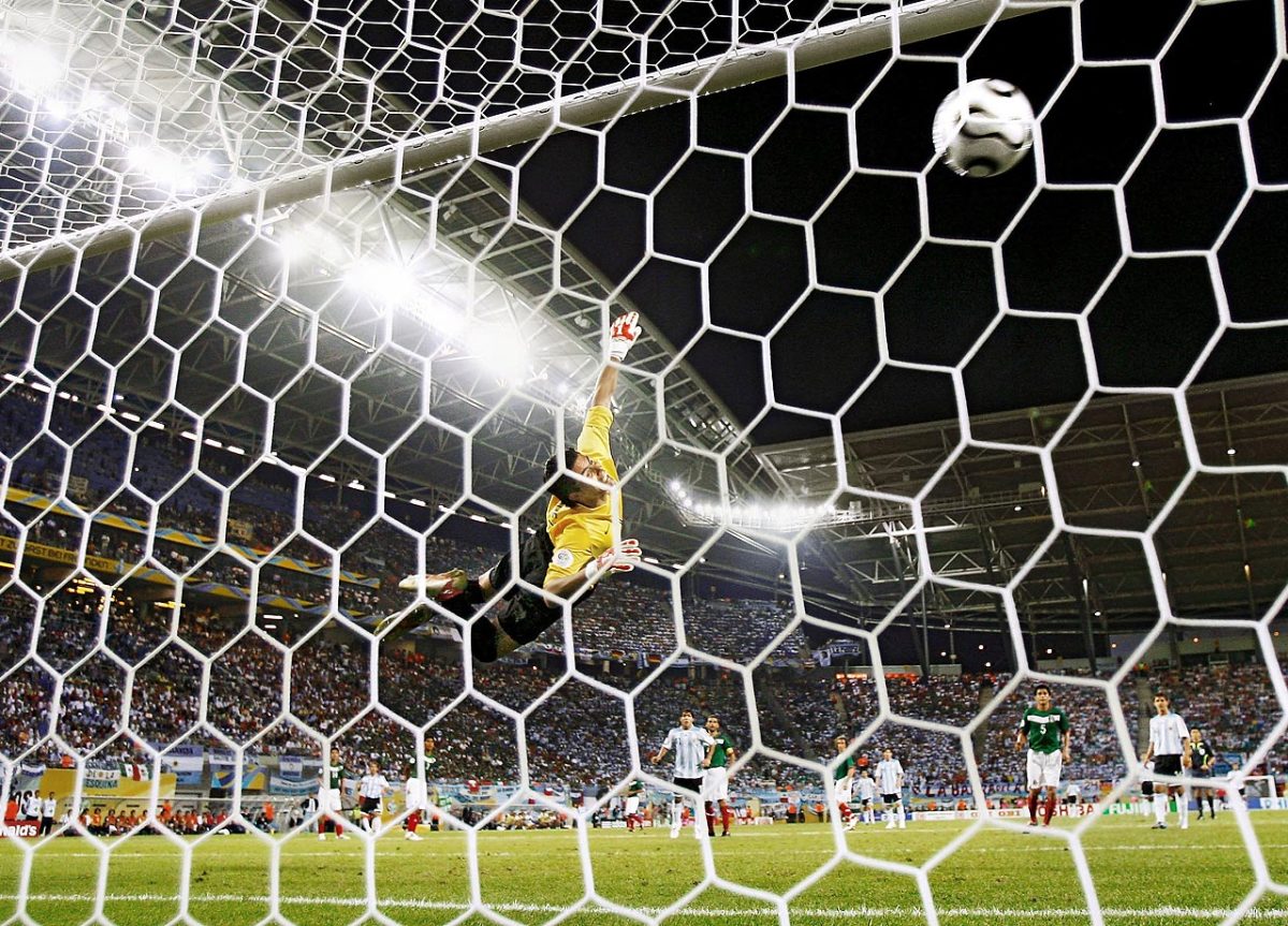 2006-maxi-rodriguez-goal-oswaldo-sanchez.jpg
